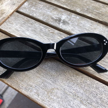Schwarze ovale Sonnenbrille