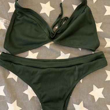 Dunkelgrünes Bikini-Set