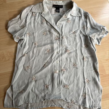 Blusa a maniche corte con motivo floreale