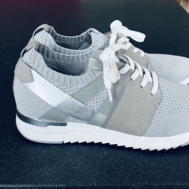 Sneaker Marke Caprice 