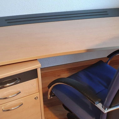 Demontierter Schreibtisch mit opt. Rollcontainer