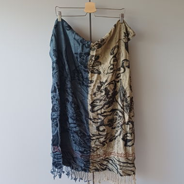 Two-tone patterned scarf