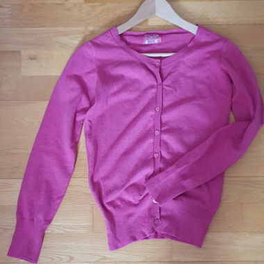 Lila Strickjacke