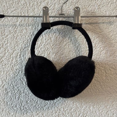 Cache-oreilles noirs