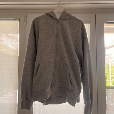 Veste à capuche grise zippée