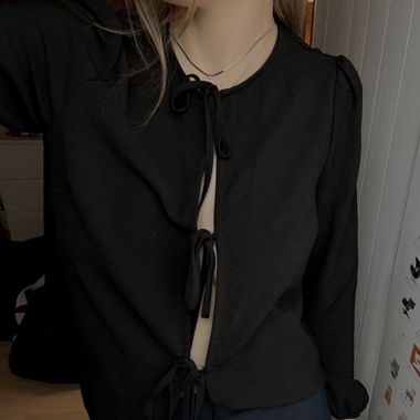 Blusa nera con nastro da annodare 