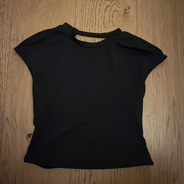 Top nero scollato sulla schiena