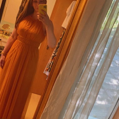 Abito con collo halter in giallo senape