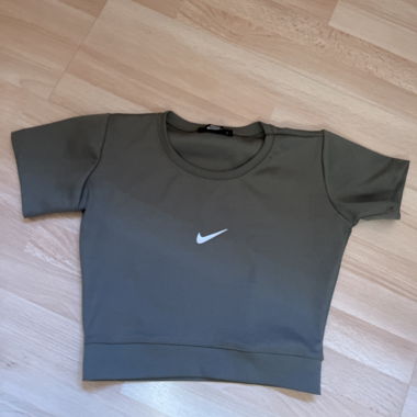 Top sportivo Nike corto
