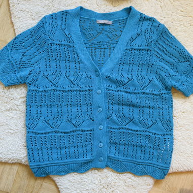 Blaue Strickjacke mit Lochmuster
