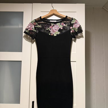 Schwarzes Kleid mit Blumen-Spitze