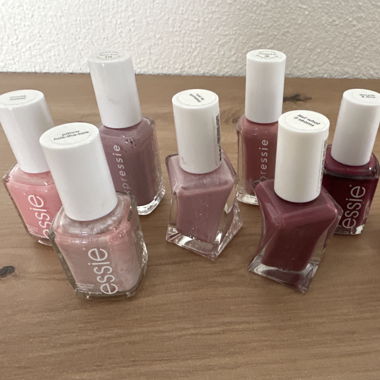 Nagellack essie verschiedene Farbe