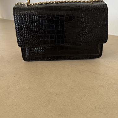 Borsa a tracolla nera con catena