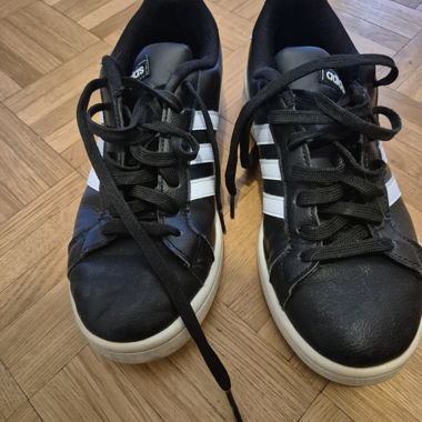 Baskets Adidas noires à bandes blanches