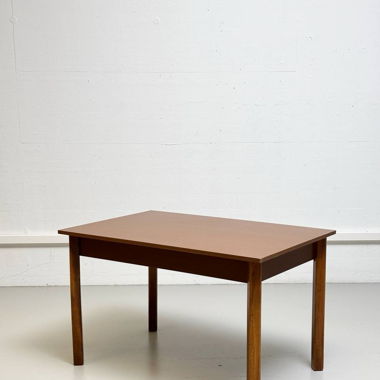 Brauner Holztisch, furniert