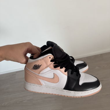 Air Jordan Mid 1 schwarz weiss und helles rosa