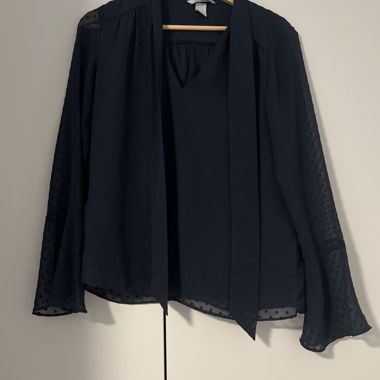 Blouse sombre avec écharpe
