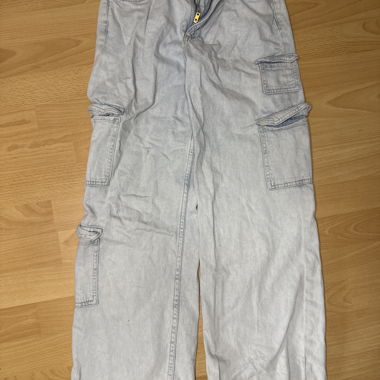 Pantaloni cargo larghi in denim chiaro con rotture 12A