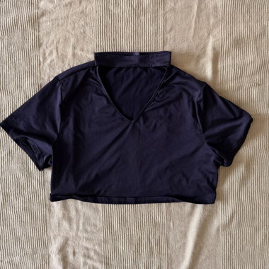 Crop T-shirt with choker collar (unworn)