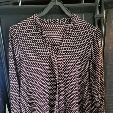 Bordeauxrote gepunktete Bluse