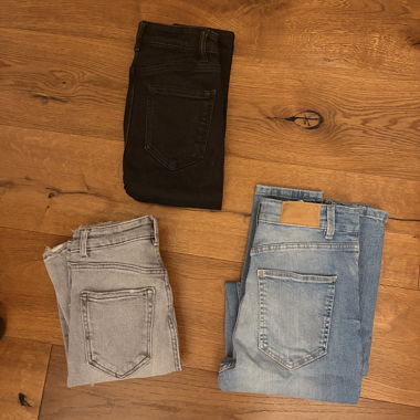 3 jeans da donna in nero, grigio e blu
