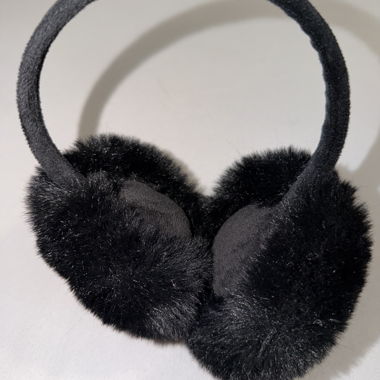 Schwarze Ohrwärmer