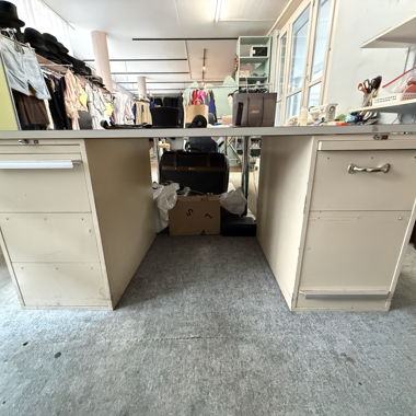 Bureau en métal avec tiroirs