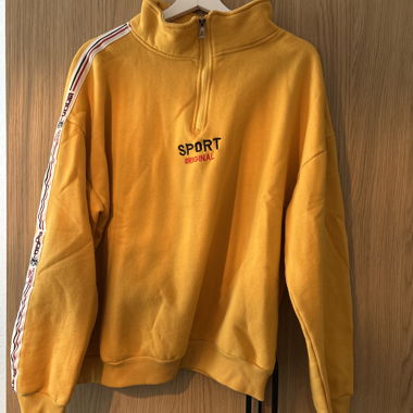 Gelber Sport-Pullover