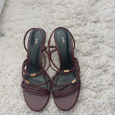 Zara Sandalen mit Riemchen und Absatz