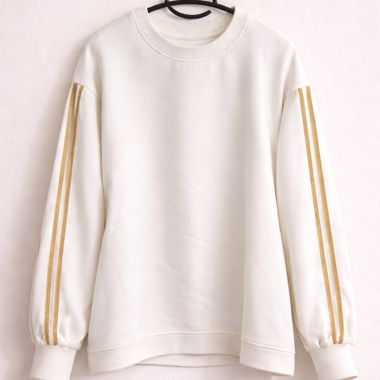 Pull blanc avec rayures dorées