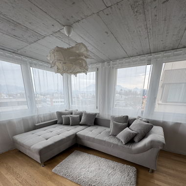 Hellgraues Sofa sucht ein neues Zuhause