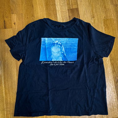 T-shirt noir à dauphin