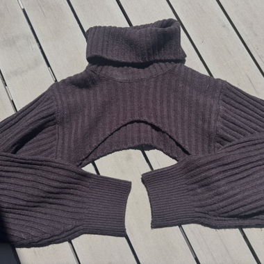 Maglione corto con collo alto