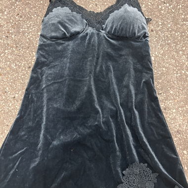 Nuisette en velours bleu foncé avec dentelle