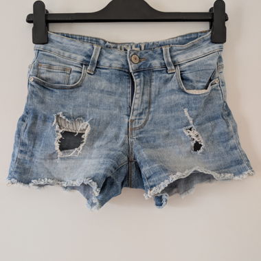 Short di jeans con strappi