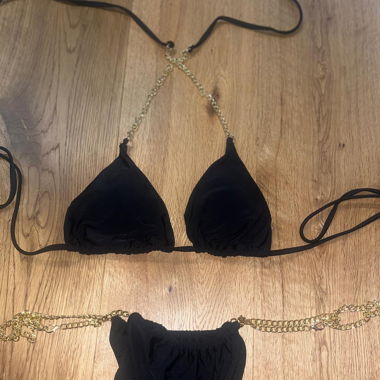 Schwarzer Bikini mit gold gette