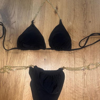 Schwarzer Bikini mit gold Kette