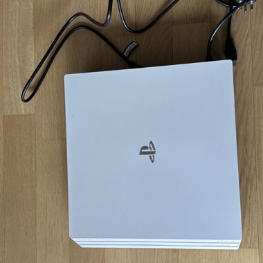Sony PS4 Pro weiss mit 3 Controllern