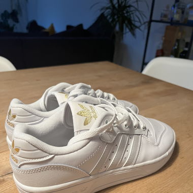 adidas Rivalry Low Sneaker 40.5, weiss/grau