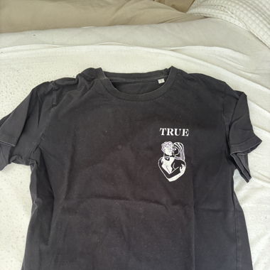 true shirt mit kleinem backprint