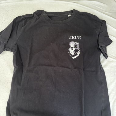 true shirt mit kleinem backprint
