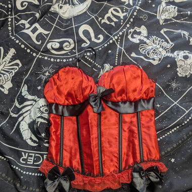 Rote Satinkorsage