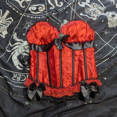 Rote Satinkorsage