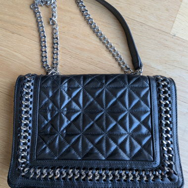 Borsa a mano nera con catena