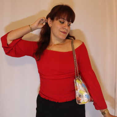 Top rosso stile bardot con maniche a zampa