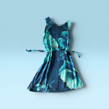 Robe vintage bleue à bretelles avec motif floral