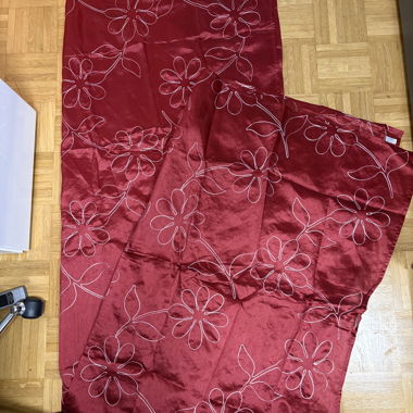 Paar rote Vorhänge mit Blumenmuster