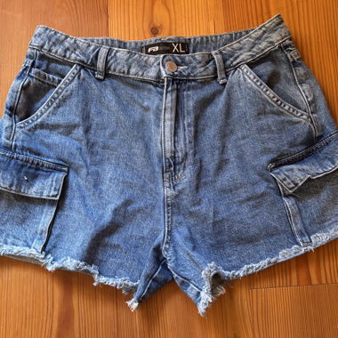 Short in denim cargo