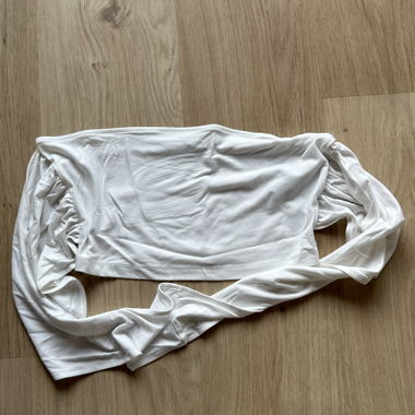 Top corto NA-KD bianco off-shoulder S