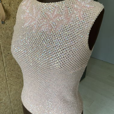 Top smanicato decorato con perle
